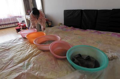 成县楼上漏水，住户失联，小区没物管，业主维权难！律师来支招……